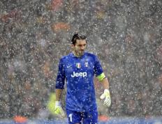 开云体育官方网站-新王登基夜，钢铁洪流时，一场跨越时空的篮球对话