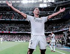 开云体育官方网站-欧冠比赛疯狂进球，观众陷入疯狂狂欢