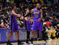 开云体育app-包含詹皇场均上演“四双”，率领湖人继续向前的词条