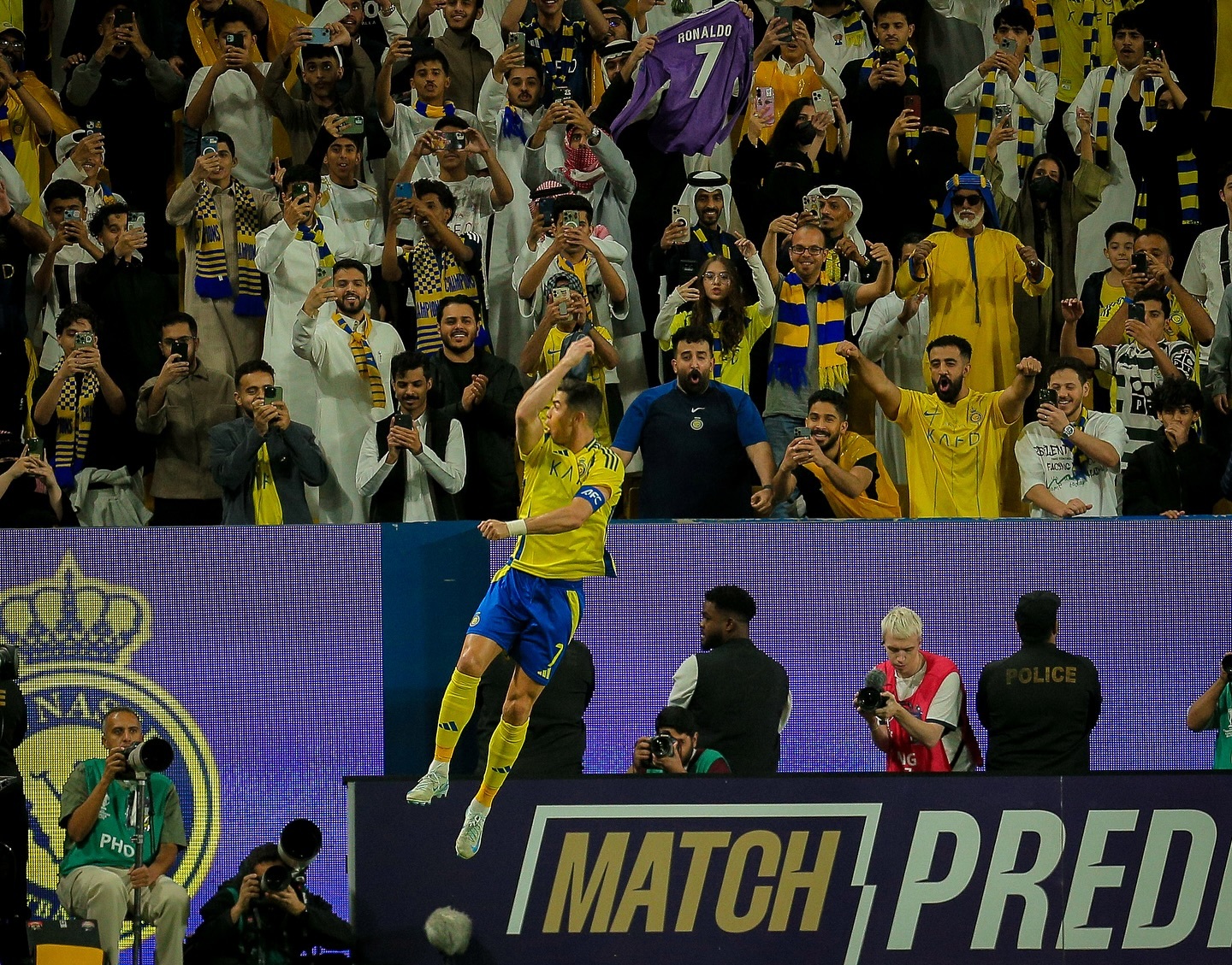 开云官网-球员破门得分，率队赢得胜利紧握晋级机会