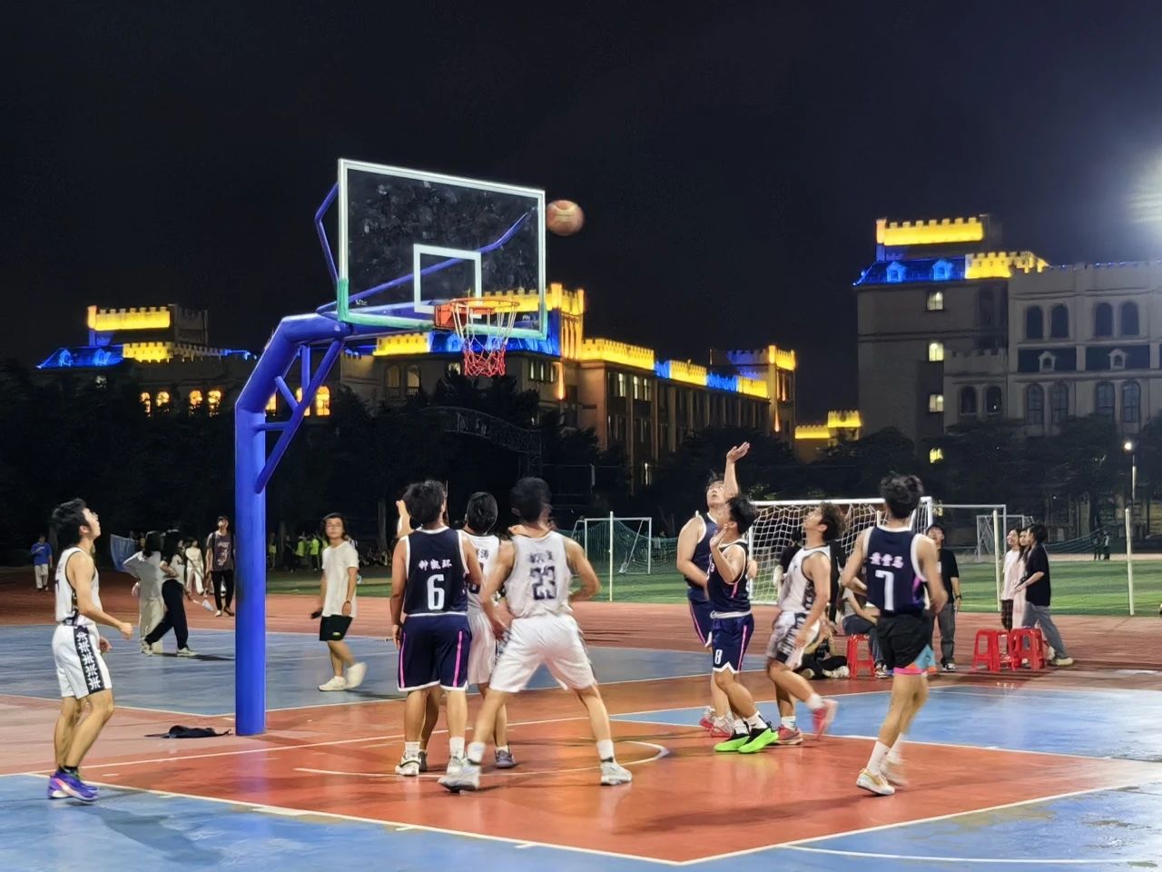 开云平台-篮球职业选手技战术招数多变，场上争夺激烈的简单介绍