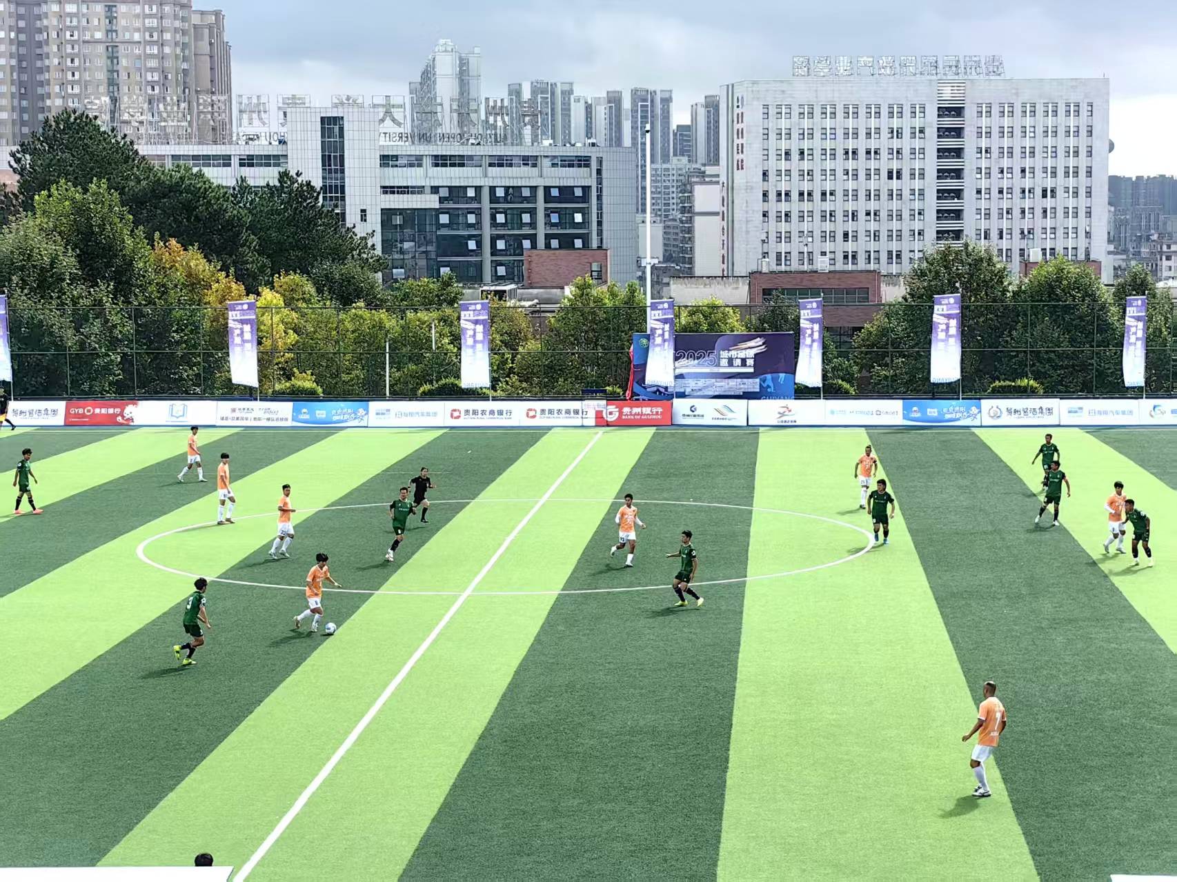 开云体育在线-力求佳绩,足球队备战比赛全神贯注